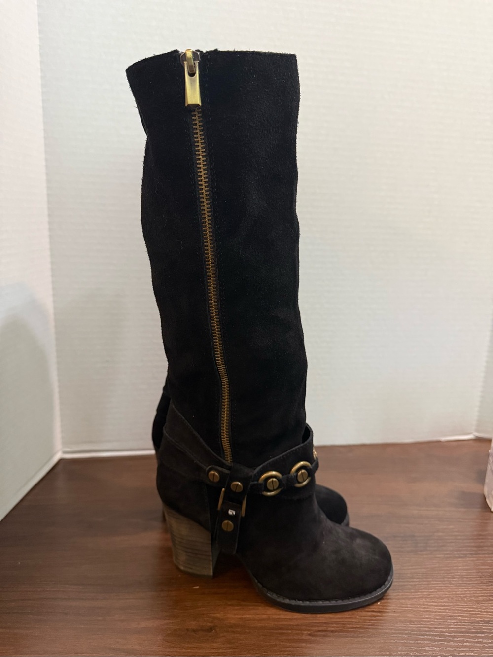 👢👢💥 Chinese Laundry Black Suede Knee-High Boots w/ Gold Hardware Accents Size 6